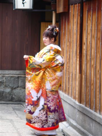 在石屏小路拍婚紗照的新娘