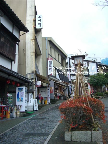 旁邊是商店街