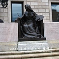 圖書館前的雕像