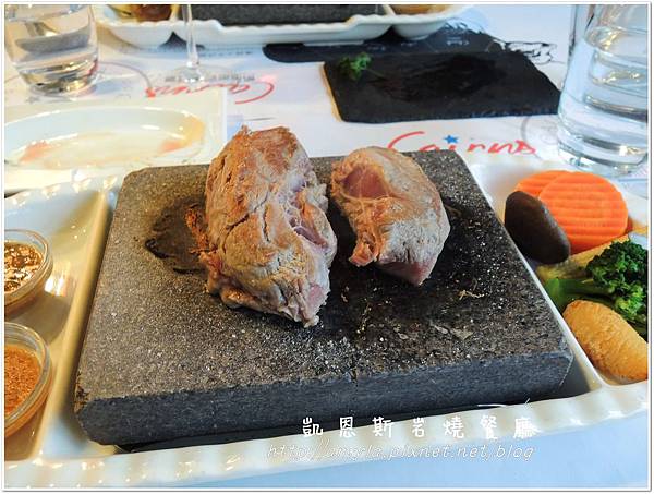 DSCN9294切開的豬肉..要切小塊讓豬肉全熟才能吃.JPG