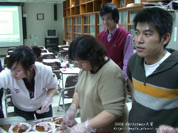 老師在一旁看野獸們分食..哈