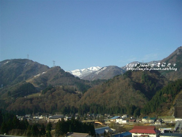 沿途風景..遠方的山上有未溶的積雪