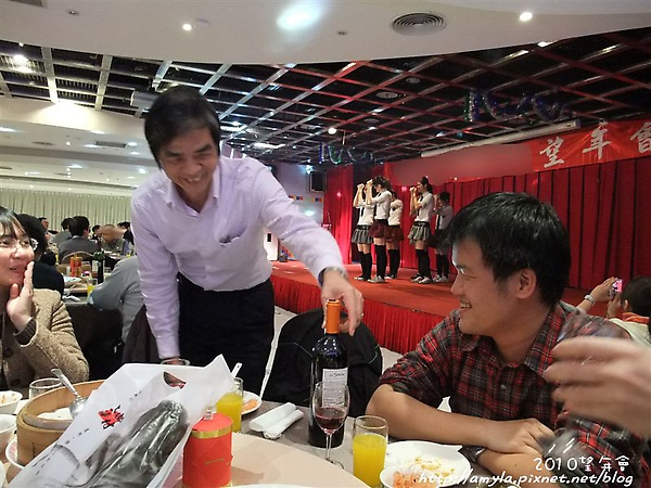老師帶紅酒來給我們喝