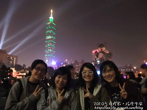 最後只好請路人幫我們拍..沒想到剛好主燈暗掉