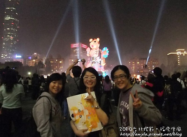 猜完燈謎又看了一次主燈