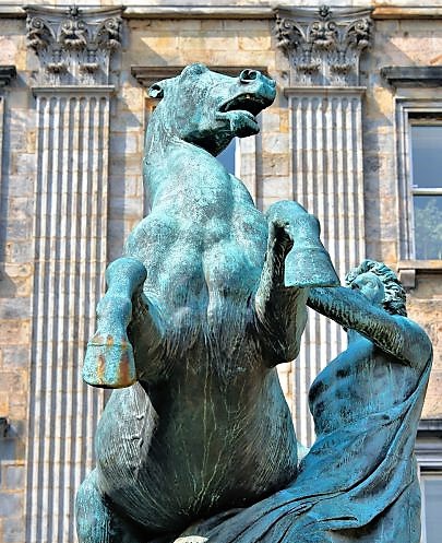 Scotland-Edinburgh-Alexander-Taming-Bucephalus-405x600R