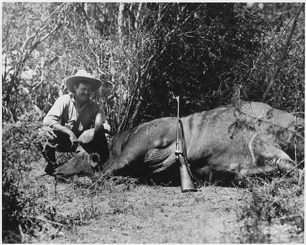 Ernest_Hemingway_on_Safari_in_Africa_-_NARA_-_192654