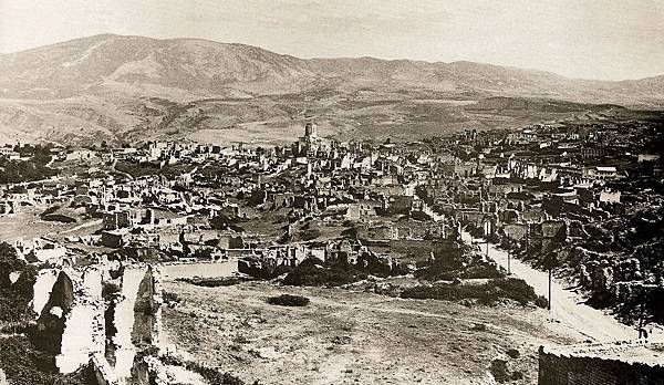 Ruins_of_the_Armenian_part_of_the_city_of_Shusha_after_the_March_1920_pogrom_by_Azerbaijani_armed_units._In_the_center_-_church_of_the_Holy_Savior.jpg