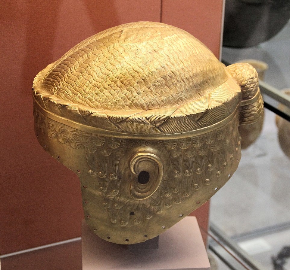 963px-Meskalamdug_helmet_British_Museum_electrotype_copy_original_is_in_the_Iraq_Museum,_Bagdad.jpg