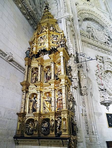 CondestableCapillaStPedroAltar.jpg