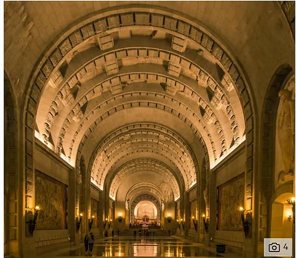 1280px-ValleDeLosCaidos_Crypt_Central_Nave3.jpg