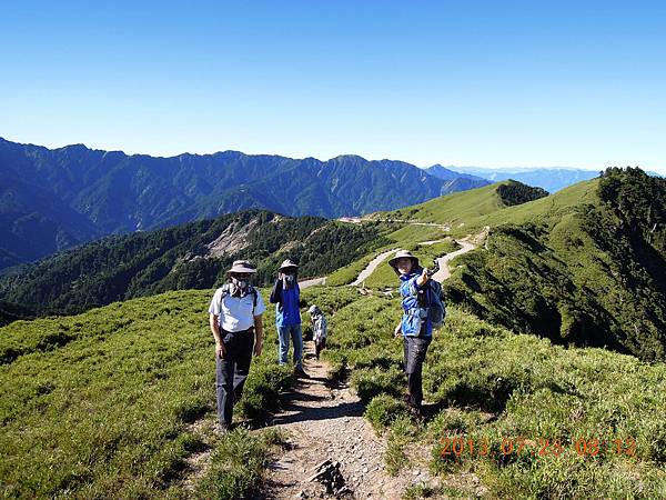 奇萊連峰襯景、我們走在合歡山之尖陵！