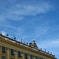 Schloss Schonbrunn熊布倫宮屋頂雕像.JPG