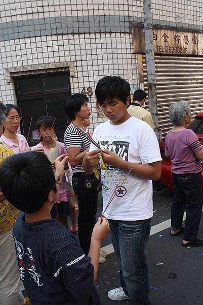 一路上派香發符，常會燙到手