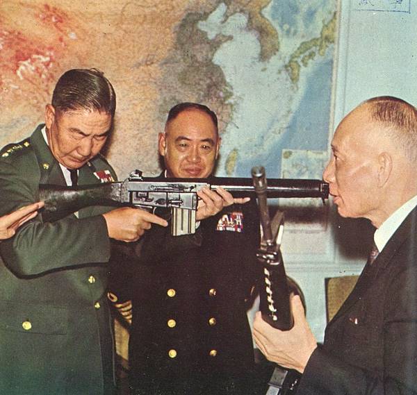 中國聯勤月刊5904-M16與AR18黃杰高魁元-3