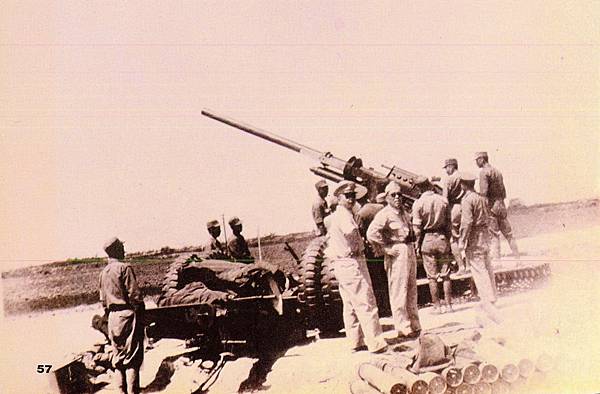 1956俞大維巡視新接收90高砲.jpg