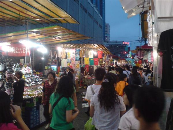 基隆一日遊-基隆廟口-好多人..