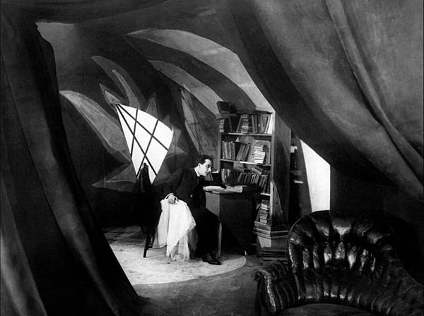 cabinet-du-dr-caligari-03-g.jpg