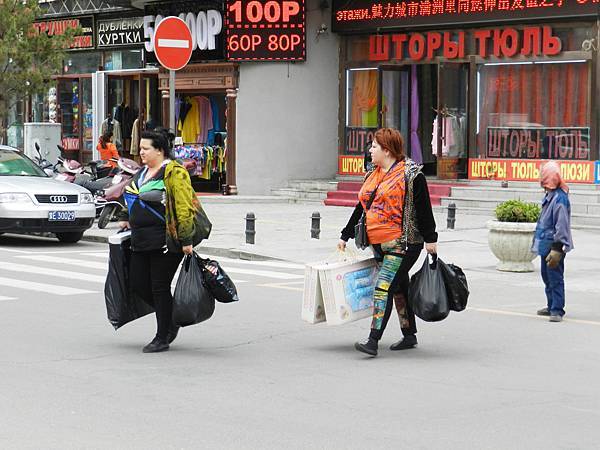 滿州里血拚的俄羅斯人.jpg 滿州里血拚的俄羅斯人.jpg