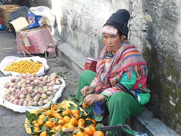 粉紅背心綠長褲的古裝小販.jpg