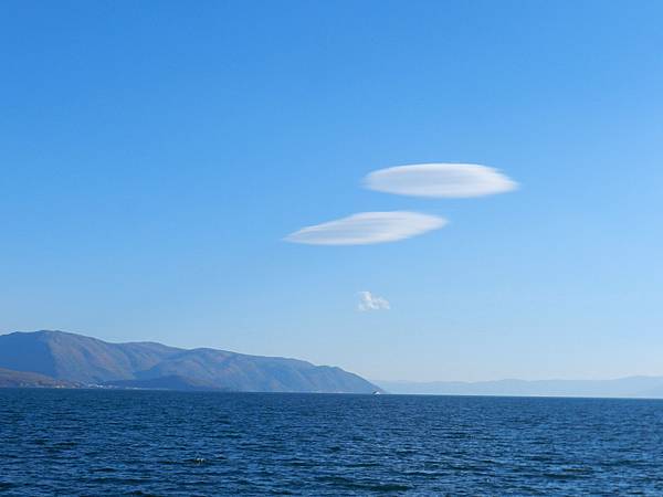 洱海上的夫妻雲.jpg 洱海上的夫妻雲.jpg