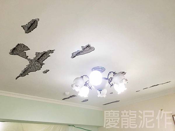 客廳天花板裂縫.jpg 客廳天花板裂縫.jpg