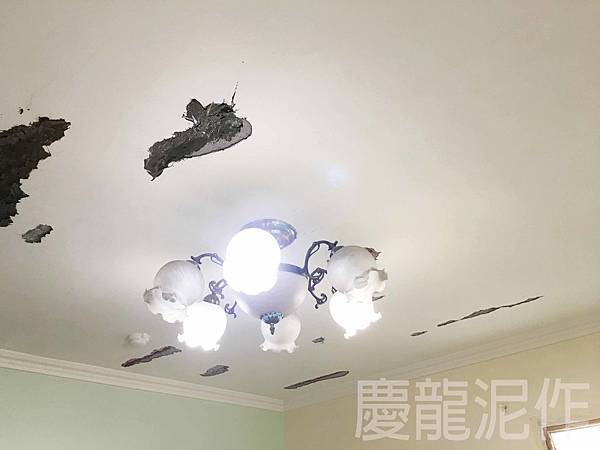 客廳天花板裂縫.jpg 客廳天花板裂縫.jpg