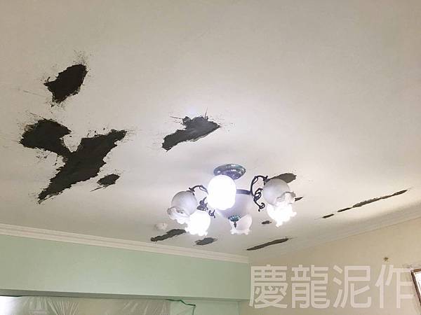客廳天花板裂縫.jpg 客廳天花板裂縫.jpg