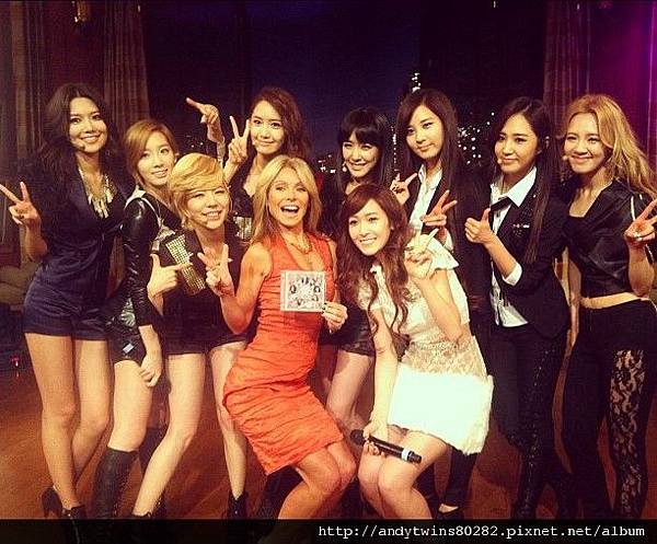 snsd with kelly ripa of live with kelly.jpg