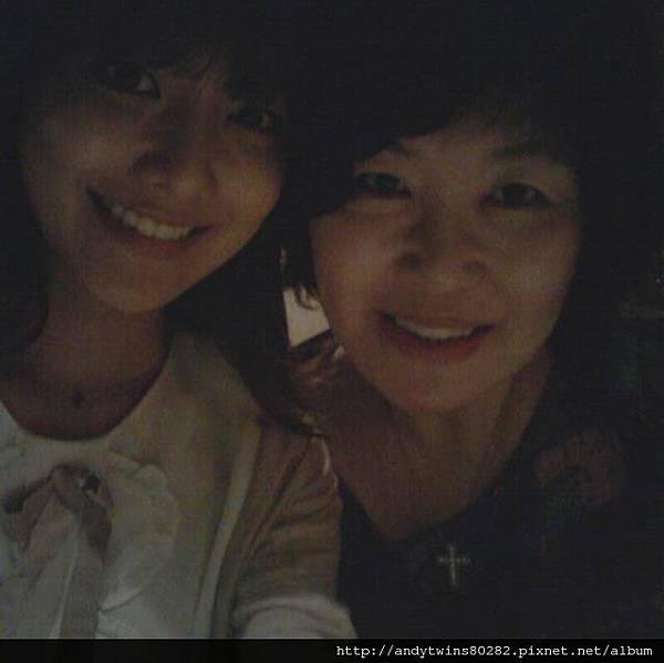 snsd sooyoung selca picture with her mother (2)