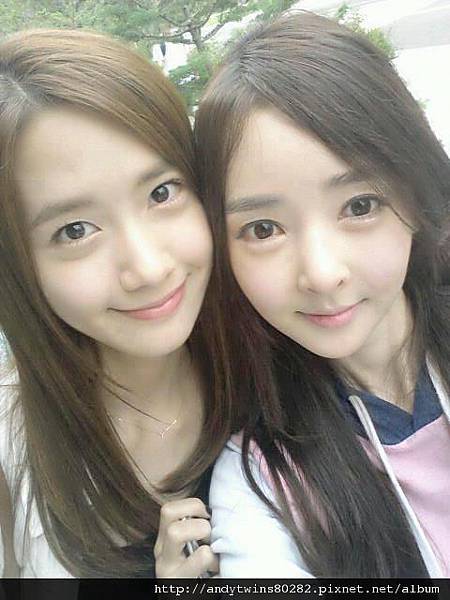 snsd yoona selca picture with friend