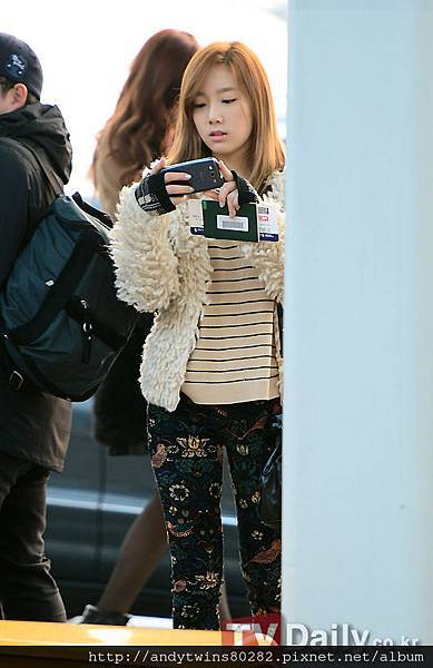 taeyeon airport picture (2)