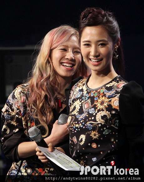 snsd yuri hyoyeon mcoundtdown mc pictures (2)