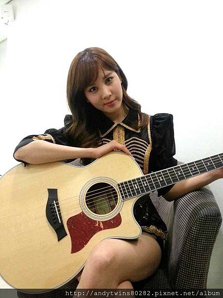 snsd seohyun with guitar