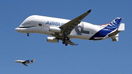 空巴「超級大白鯨」飛上天 新款貨機超吸睛.jpg 空巴「超級大白鯨」飛上天 新款貨機超吸睛.jpg