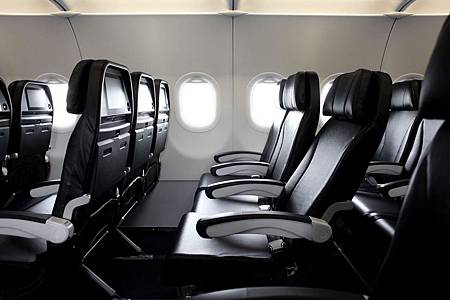 日本星悅航空10月底飛台 黑白機艙走精品風 03.jpg