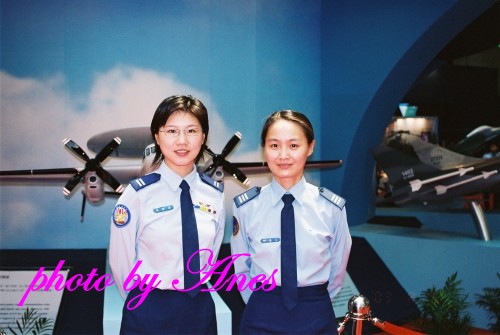 92年航太展空軍女軍官.jpg