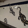 地鐵有恐龍裝飾