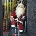 一直很賣力騎腳踏車的聖誕老人！