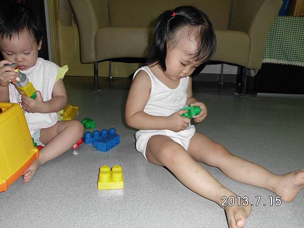 DSCI5986    玩積木 (積木是很好的啟發玩具，包含了創作力，培養專注力，小肌肉的使用，和手指的精細動作)