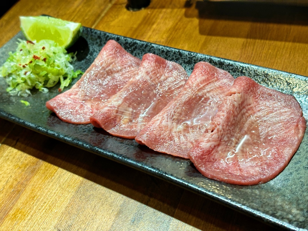 推薦國父紀念館和牛燒肉-小滿苑燒肉 全程幫烤 肉質完美，服務