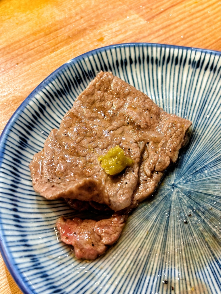 推薦國父紀念館和牛燒肉-小滿苑燒肉 全程幫烤 肉質完美，服務