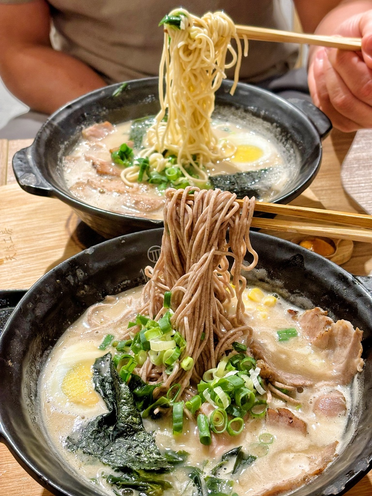 推薦台中必吃美食拉麵-信川屋 每天現做手作麵條 有機玫瑰花瓣