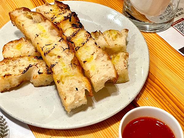 季節法式蔬菜濃湯(甜菜根)與佛卡夏麵包