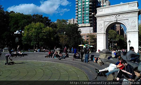 人群三三兩兩坐在乾掉的水池裡聊天、看書