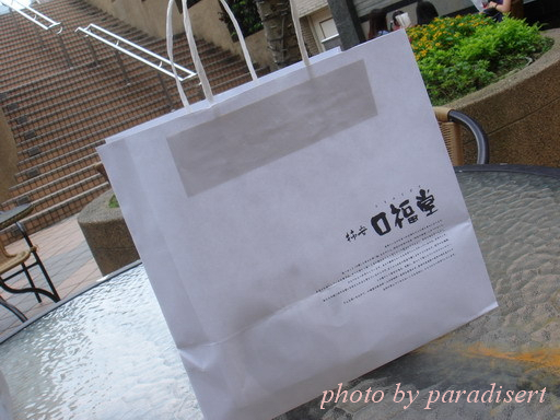 乾淨雅致的白色購物袋