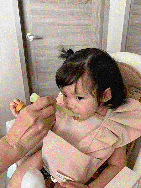 大人餵食.gif