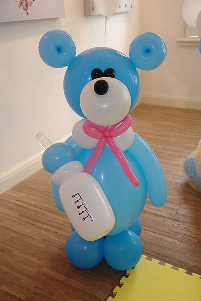 祝賀新生兒熊寶貝抱奶瓶