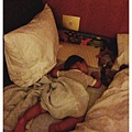 不認床真是欣慰。小爺子到哪都能睡。