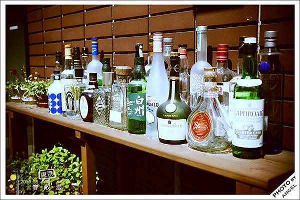 五花八门的酒瓶摆起来也是一种独特的美